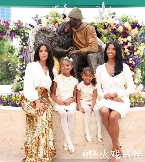 科比与瓦妮莎教女儿们镜头前微笑，结果孩子们展现出萌态假笑